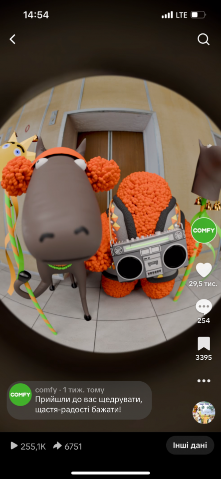 <strong>Mascots singing traditional carols</strong>